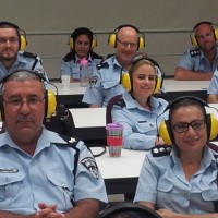 חוקרי משטרה מתנסים במוגבלות שמיעה ומקבלים הדרכה כיצד לחקור לקויי שמיעה