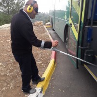 לא שומע. לא רואה... ומתקשה בהליכה